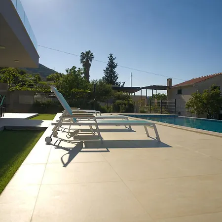 Villa Luxury Blue Vis