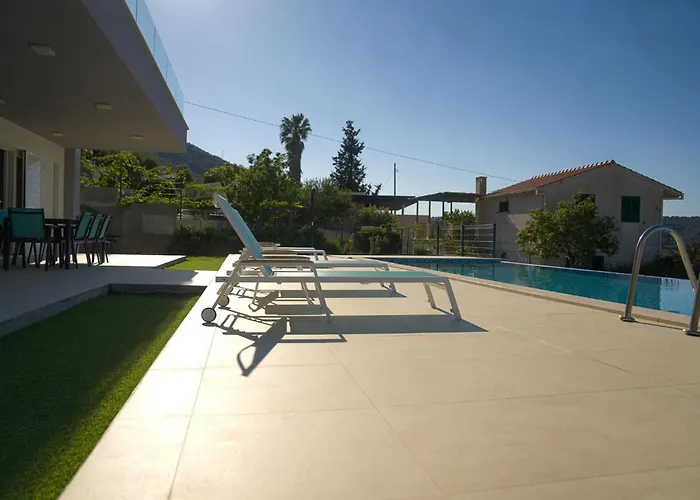 Villa Luxury Blue Vis