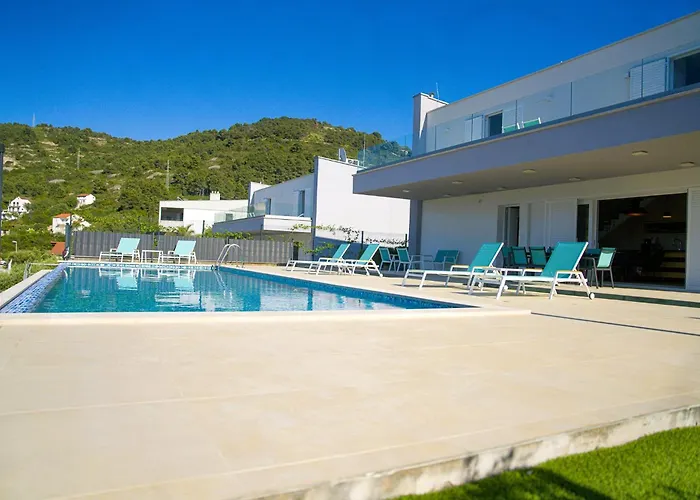 Villa Luxury Blue Vis