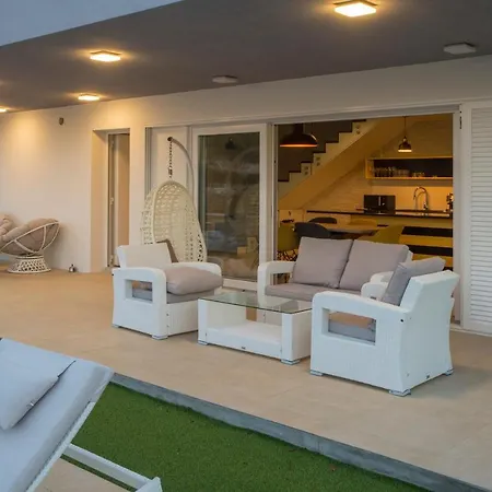 ヴィラ Luxury Blue ヴィス