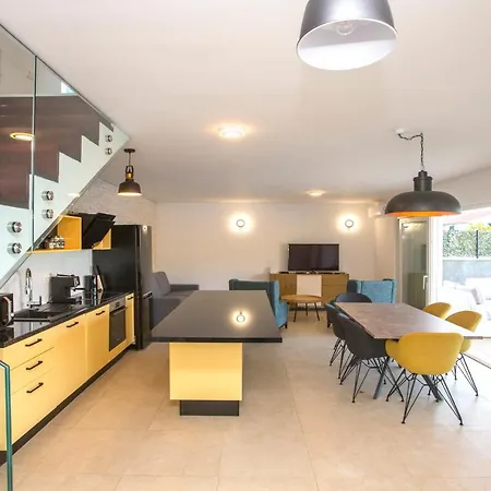 ヴィラ Luxury Blue ヴィス