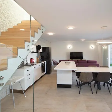 ヴィラ Luxury Blue ヴィス