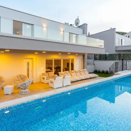 ヴィラ Luxury Blue ヴィス