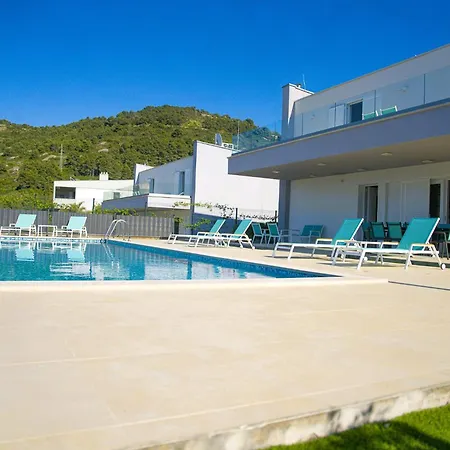 Villa Luxury Blue Vis