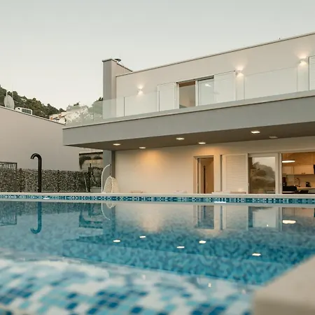Villa Luxury Blue Vis